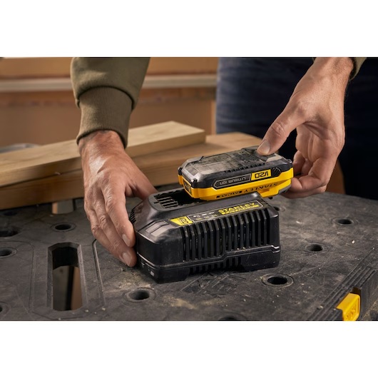 Stanley SFMCB14 FATMAX® V20 18V 4A Şarj Cihazı